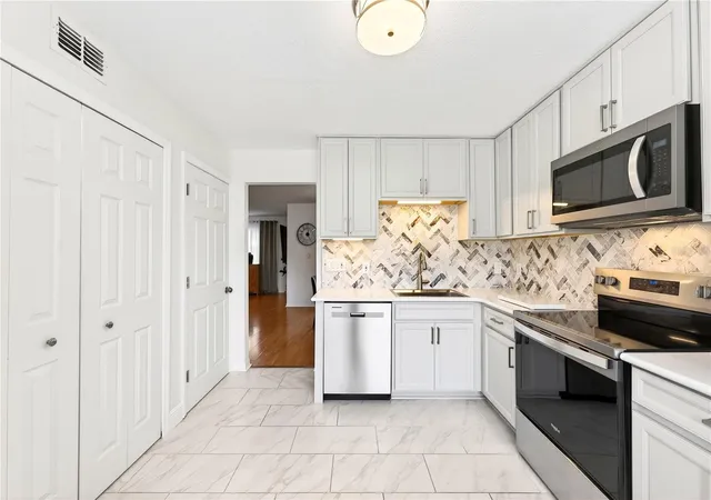 Listing Photo 3 - Condo for sale in building located at 2218 Mcmahon Ct, Orlando, FL 32812 - Unit #1038