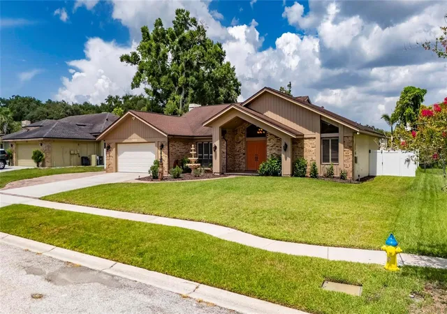 2nd image of 2001 Cimmaron Run Dr, Valrico, FL 33594 | MLS# TB8520882