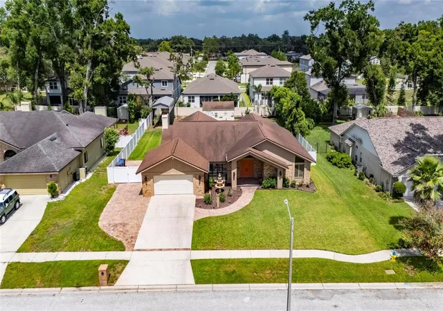 3rd image of 2001 Cimmaron Run Dr, Valrico, FL 33594 | MLS# TB8520882