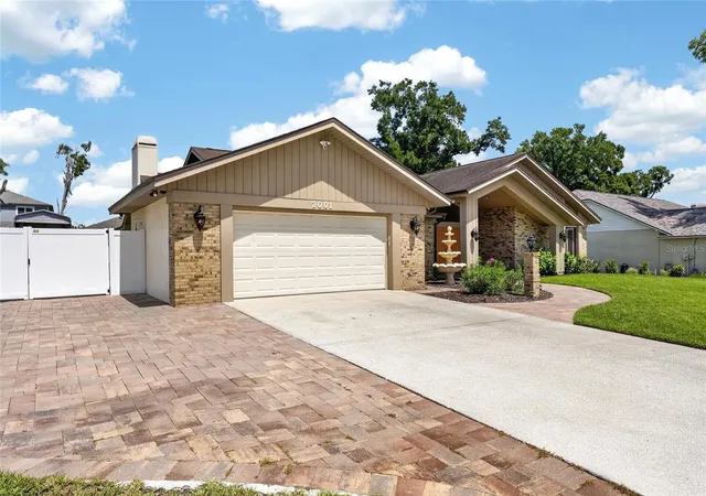 4th image of 2001 Cimmaron Run Dr, Valrico, FL 33594 | MLS# TB8520882