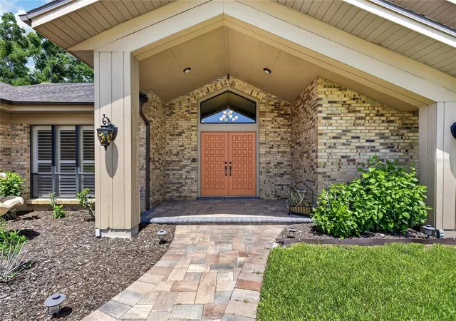 5th image of 2001 Cimmaron Run Dr, Valrico, FL 33594 | MLS# TB8520882