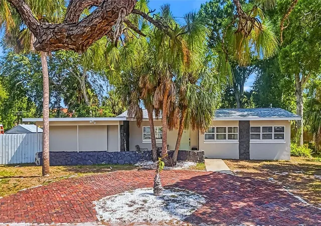 Photo 2 of Single family home for sale at 6400 Pelican Dr S, St Petersburg, FL 33707 | MLS# TB8520895 | Listing updated on 2026-09-25