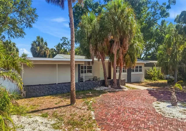 Photo 3 of Single family home for sale at 6400 Pelican Dr S, St Petersburg, FL 33707 | MLS# TB8520895 | Listing updated on 2026-09-25