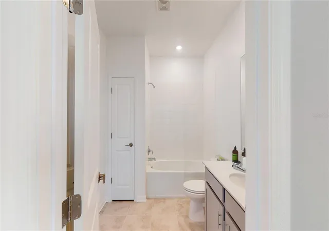 Photo 4 of Single family home for sale at 5694 Kettlebell Aly, Clermont, FL 34714 | MLS# O6418193 | Listing updated on 2026-10-20
