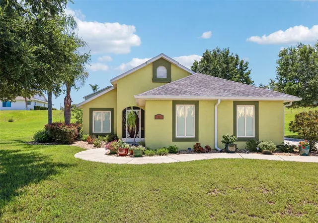 Photo 1 of Single family home for sale at 76 Fairway Cir, Umatilla, FL 32784 | MLS# G5114002 | Listing updated on 2026-09-22