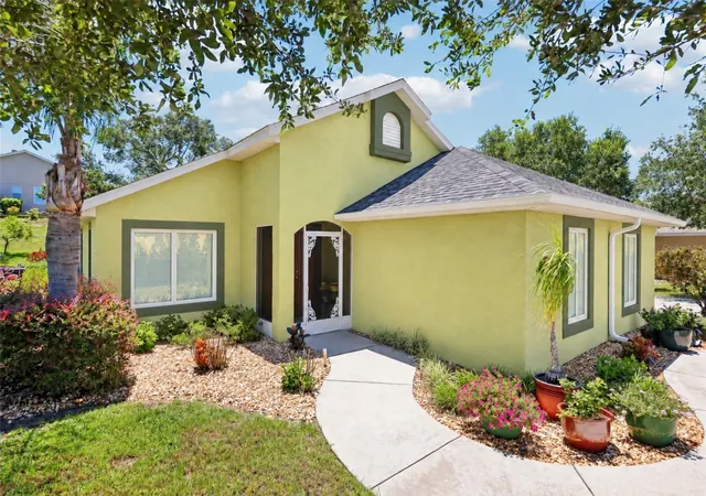 Photo 3 of Single family home for sale at 76 Fairway Cir, Umatilla, FL 32784 | MLS# G5114002 | Listing updated on 2026-09-22