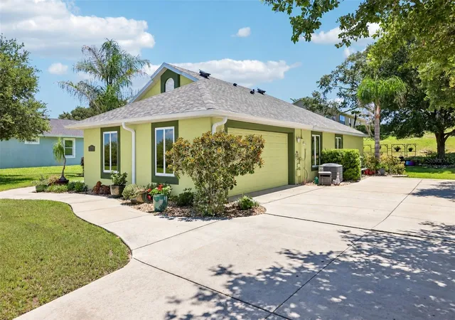 Photo 3 of Single family home for sale at 76 Fairway Cir, Umatilla, FL 32784 | MLS# G5114002 | Listing updated on 2026-09-22