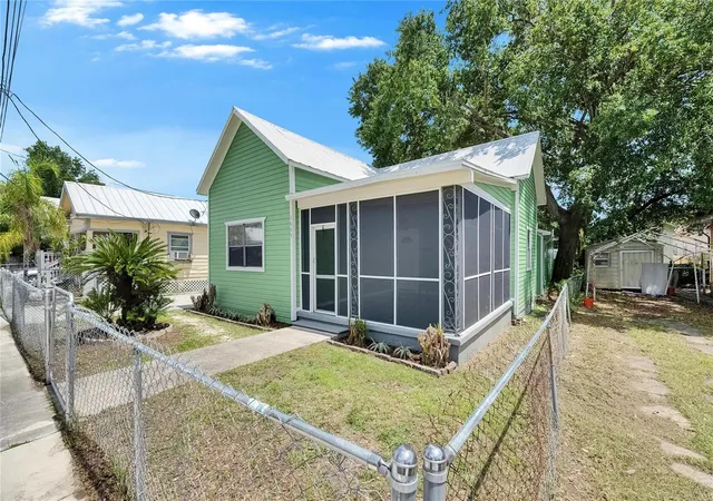 Photo 1 of Single family home for sale at 1009 E Columbus Dr, Tampa, FL 33605 | MLS# TB8520952 | Listing updated on 2026-10-28