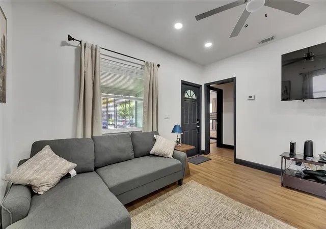 Photo 3 of Single family home for sale at 1009 E Columbus Dr, Tampa, FL 33605 | MLS# TB8520952 | Listing updated on 2026-10-28