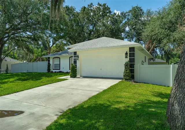 Photo 1 of Single family home for sale at 930 Hicks Rd, Lakeland, FL 33813 | MLS# TB8520981 | Listing updated on 2026-10-27