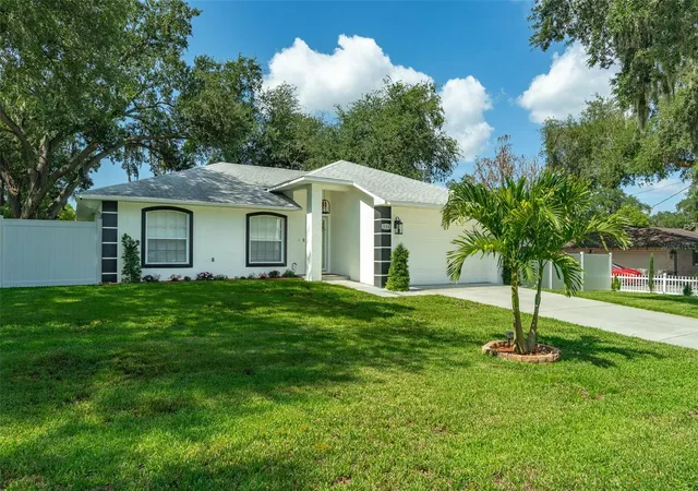 Photo 2 of Single family home for sale at 930 Hicks Rd, Lakeland, FL 33813 | MLS# TB8520981 | Listing updated on 2026-10-27