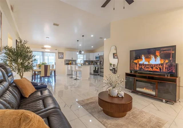 Photo 3 of Single family home for sale at 930 Hicks Rd, Lakeland, FL 33813 | MLS# TB8520981 | Listing updated on 2026-10-27