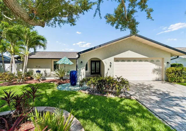 3rd image of 725 Del Oro Dr, Safety Harbor, FL 34695 | MLS# TB8521002