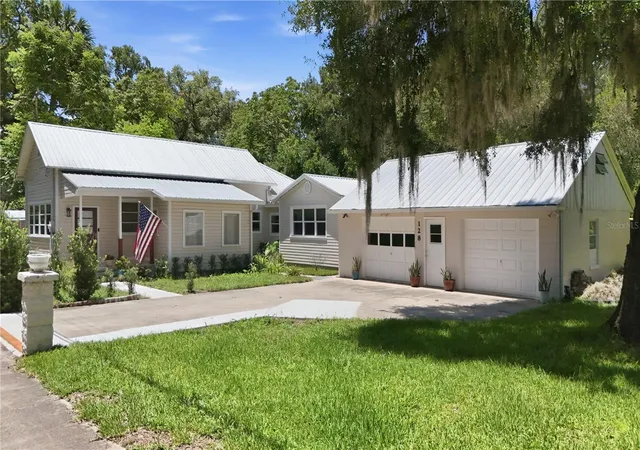 Homes for sale in Lake Helen, FL | 128 N Lakeview Dr, Lake Helen, FL 32744 | MLS# V4949744