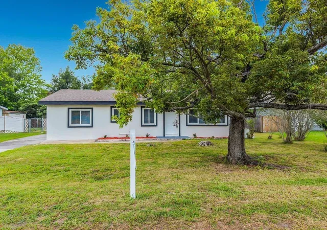 Photo 3 of Single family home for sale at 825 E Church Ave, Longwood, FL 32750 | MLS# O6418314 | Listing updated on 2026-09-25