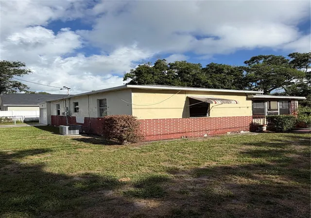 Photo 2 of Single family home for sale at 1010 Pennsylvania Ave, Clearwater, FL 33755 | MLS# TB8521219 | Listing updated on 2026-09-19