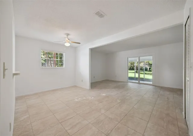 Photo 4 of Townhouse for sale at 498 Green Spring Cir, Winter Springs, FL 32708 | MLS# O6418425 | Listing updated on 2026-10-04