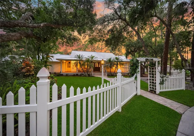 Photo 1 of Single family home for sale at 2810 Sarasota Golf Clb Blvd, Sarasota, FL 34240 | MLS# A4697611 | Listing updated on 2026-08-08
