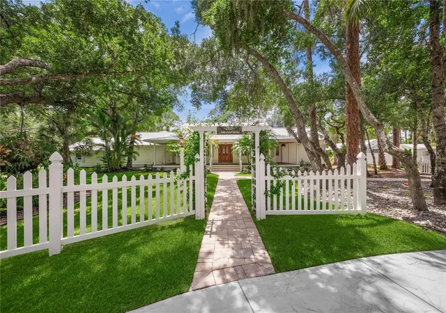 Photo 4 of Single family home for sale at 2810 Sarasota Golf Clb Blvd, Sarasota, FL 34240 | MLS# A4697611 | Listing updated on 2026-08-08