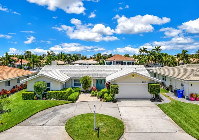 Photo 2 of Single family home for sale at 2067 Massachusetts Ave Ne, Saint Petersburg, FL 33703 | MLS# TB8521396 | Listing updated on 2026-10-09