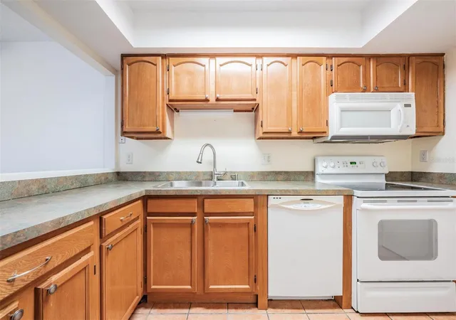 Listing Photo 5 - Condo for sale in building located at 2936 Lichen Ln, Clearwater, FL 33760 - Unit #B