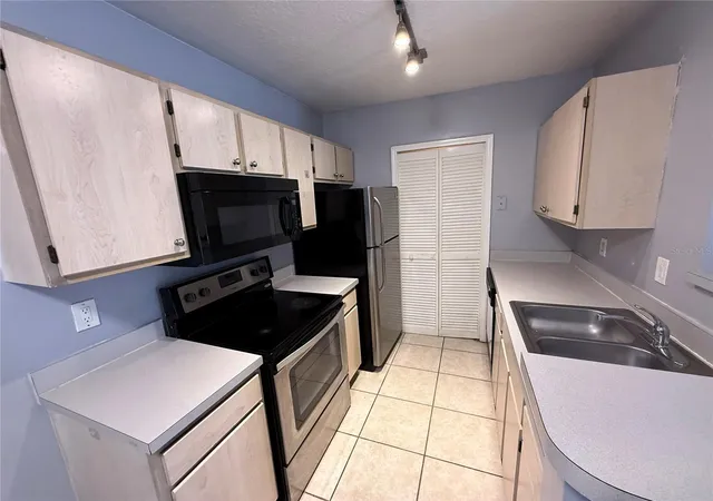 Photo 4 of Condo for sale at 4328 S Kirkman Rd #1303, Orlando, FL 32811 | MLS# R4911493 | Listing updated on 2026-07-24