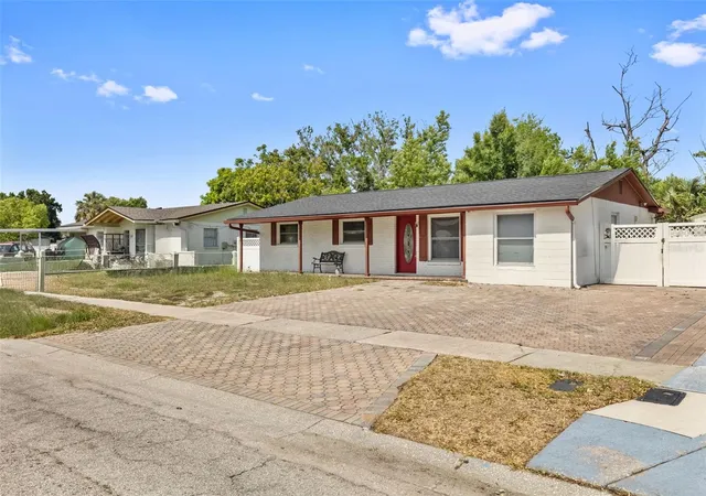 Photo 1 of Single family home for sale at 5923 Yorkshire Rd, Tampa, FL 33634 | MLS# TB8521470 | Listing updated on 2026-10-06