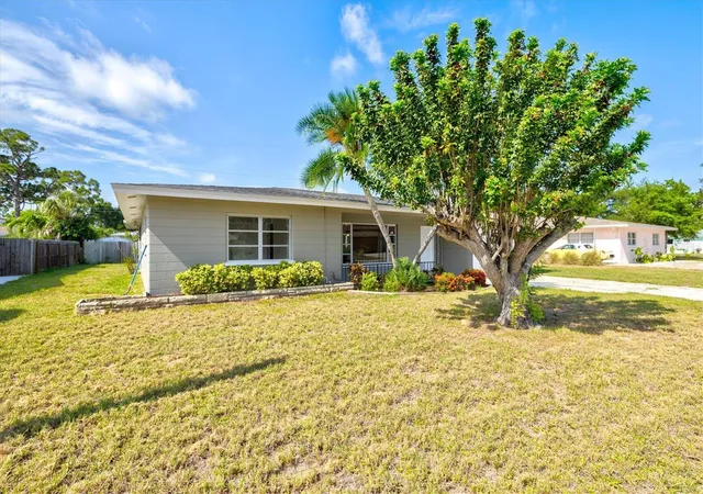 Photo 3 of Single family home for sale at 106 Aurora St E, Venice, FL 34285 | MLS# N6144784 | Listing updated on 2026-09-11