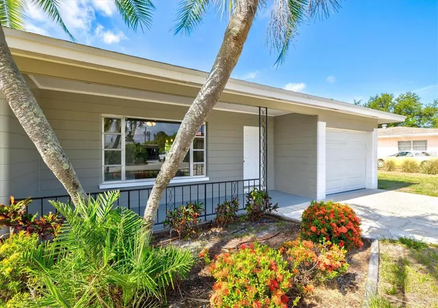 Photo 3 of Single family home for sale at 106 Aurora St E, Venice, FL 34285 | MLS# N6144784 | Listing updated on 2026-10-21