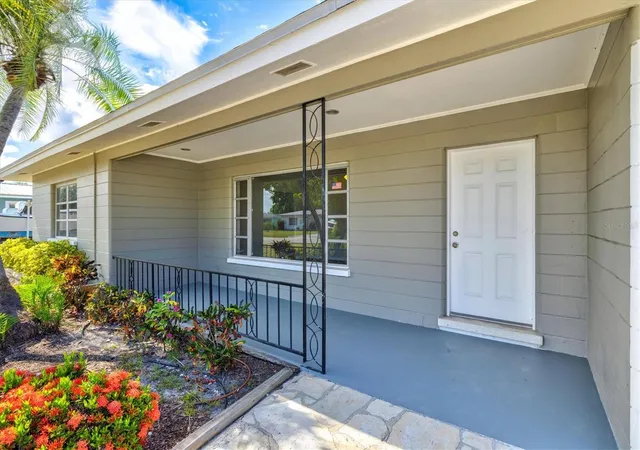 Photo 4 of Single family home for sale at 106 Aurora St E, Venice, FL 34285 | MLS# N6144784 | Listing updated on 2026-10-21