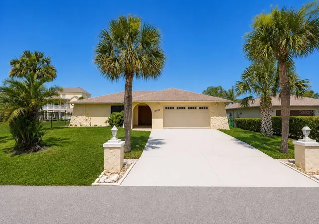 Photo 3 of Single family home for sale at 13525 Claudia Dr, Hudson, FL 34667 | MLS# TB8521609 | Listing updated on 2026-10-08