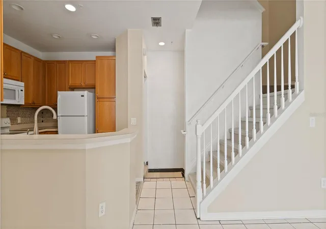 Listing Photo 3 - Condo for sale in building located at 2586 Grand Central Pkwy, ORLANDO, FL 32839 - Unit #3