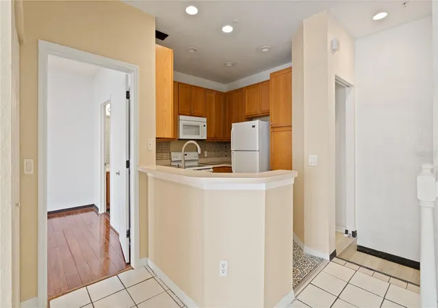 Listing Photo 4 - Condo for sale in building located at 2586 Grand Central Pkwy, ORLANDO, FL 32839 - Unit #3