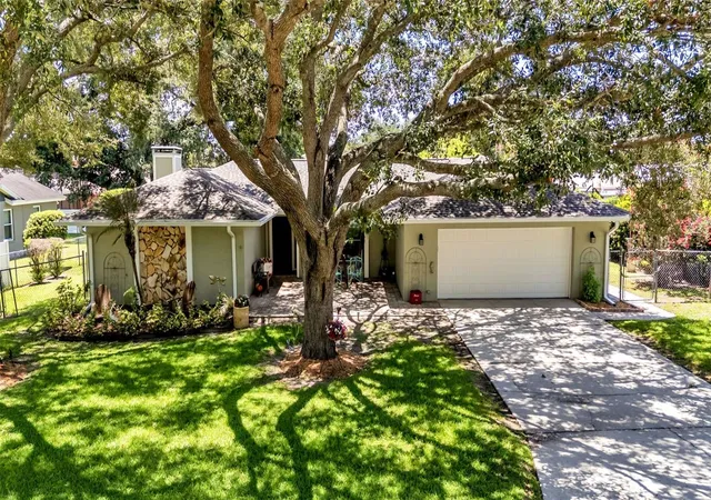Homes for sale in Lakeland, FL | 422 Willow Run, Lakeland, FL 33813 | MLS# L4962954