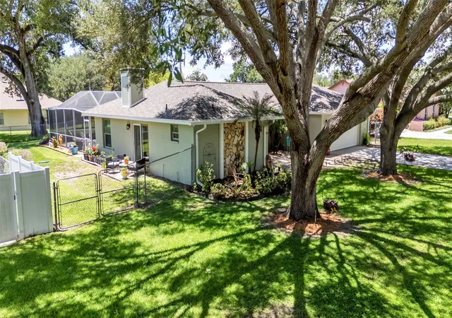 Homes for sale in Lakeland, FL | 422 Willow Run, Lakeland, FL 33813 | MLS# L4962954