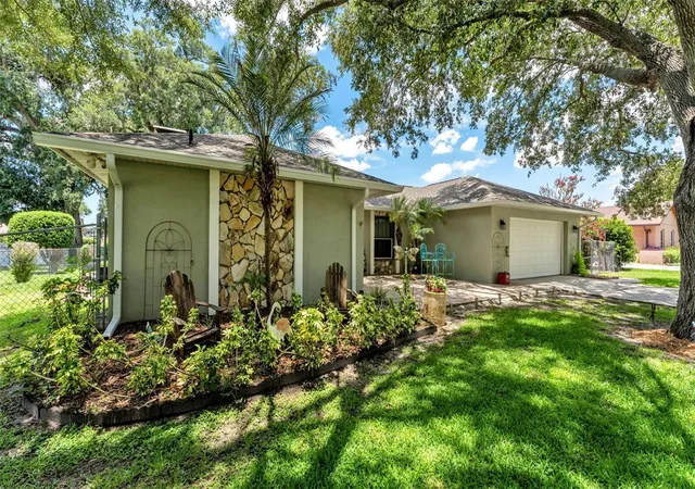 Homes for sale in Lakeland, FL | 422 Willow Run, Lakeland, FL 33813 | MLS# L4962954