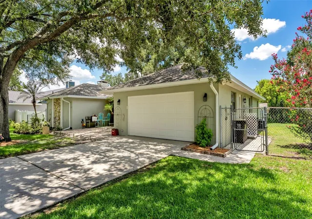 Homes for sale in Lakeland, FL | 422 Willow Run, Lakeland, FL 33813 | MLS# L4962954
