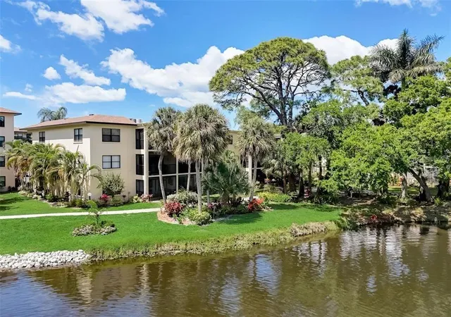 1st image of 425 30Th Ave W #C212, Bradenton, FL 34205 | MLS# A4697777