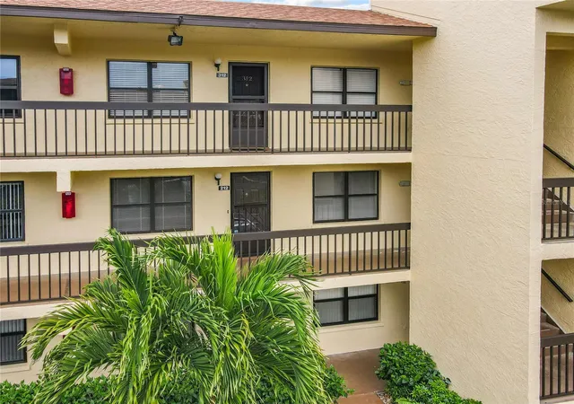 2nd image of 425 30Th Ave W #C212, Bradenton, FL 34205 | MLS# A4697777