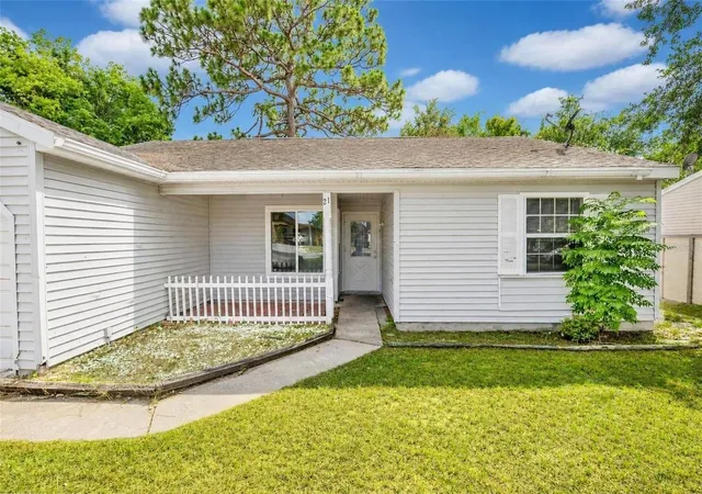 Photo 2 of Single family home for sale at 21 Spring Loop Cir, Ocala, FL 34472 | MLS# OM727160 | Listing updated on 2026-08-25