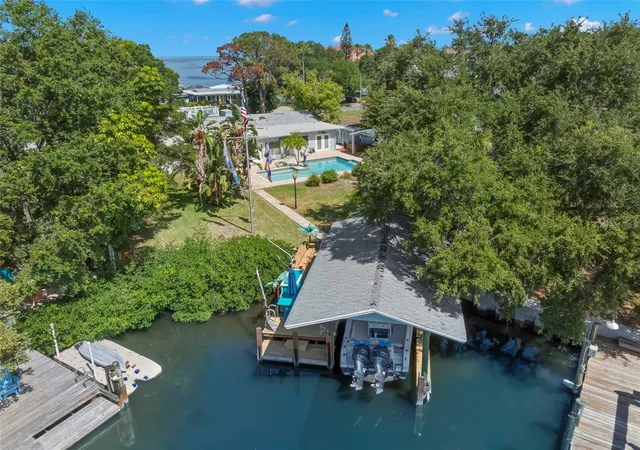 Photo 3 of Single family home for sale at 121 Carlyle Dr, Palm Harbor, FL 34683 | MLS# TB8521898 | Listing updated on 2026-10-06