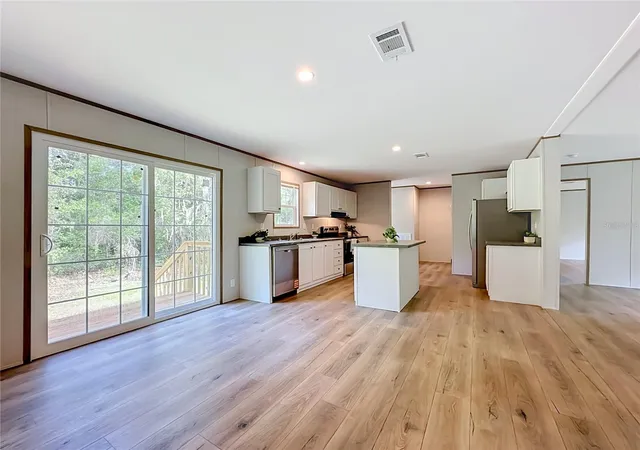Photo 3 of Manufactured home for sale at 115 Betsy Ross Pl, Satsuma, FL 32189 | MLS# V4949796 | Listing updated on 2026-08-06