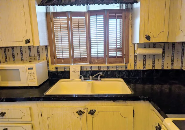 Listing Photo 4 - Condo for sale in building located at 3714 Lake Bayshore Dr, BRADENTON, FL 34205 - Unit #K-418