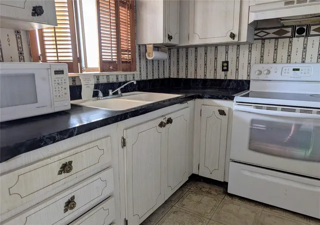Listing Photo 5 - Condo for sale in building located at 3714 Lake Bayshore Dr, BRADENTON, FL 34205 - Unit #K-418