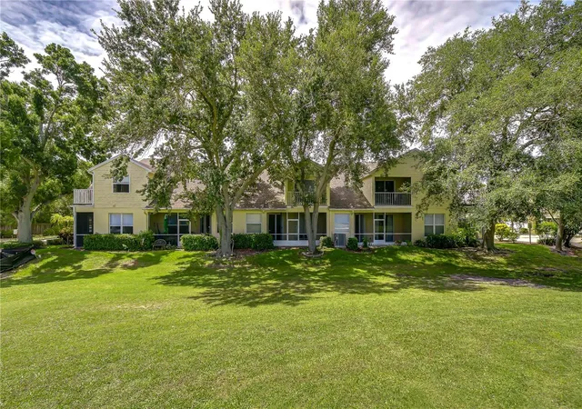 Photo 4 of Townhouse for sale at 1050 Starkey Rd #2105, Largo, FL 33771 | MLS# TB8521991 | Listing updated on 2026-10-01