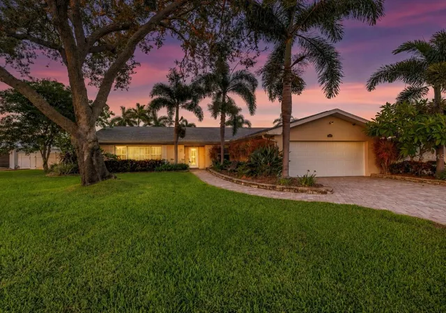 Photo 1 of Single family home for sale at 1820 Tanglewood Dr Ne, Saint Petersburg, FL 33702 | MLS# TB8522032 | Listing updated on 2026-09-04