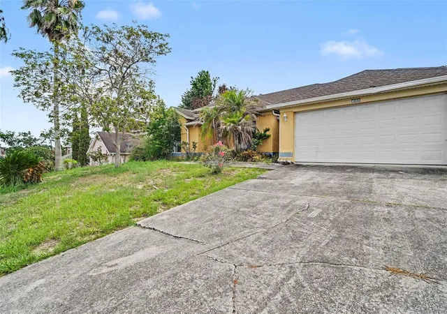 Photo 3 of Single family home for sale at 4716 Spaniel St, Orlando, FL 32818 | MLS# TB8522037 | Listing updated on 2026-09-22