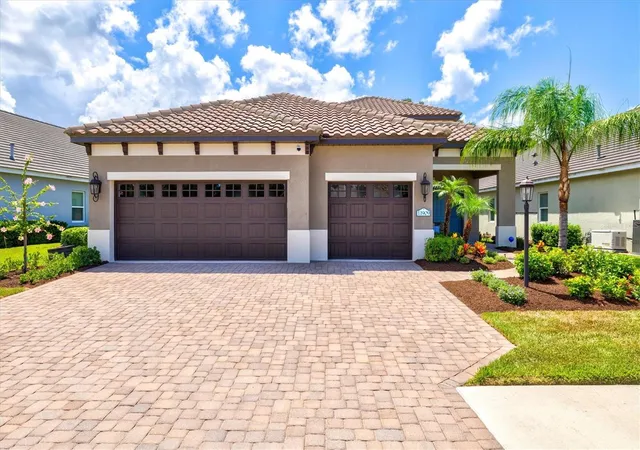 Photo 4 of Single family home for sale at 11909 Hunters Crk Rd, Venice, FL 34293 | MLS# N6144797 | Listing updated on 2026-10-01
