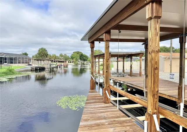 Photo 3 of Single family home for sale at 209 W Delaware St, Tavares, FL 32778 | MLS# G5114162 | Listing updated on 2026-10-01