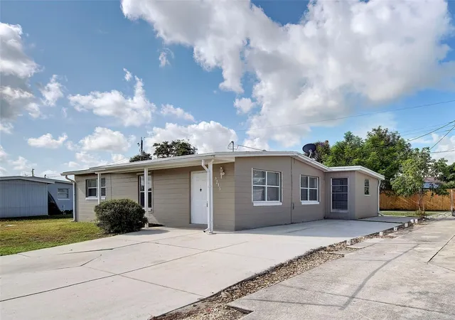 4th image of 8215 Agress Ave, North Port, FL 34287 | MLS# A4697837